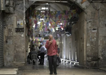 Un hombre palestino camina por la ciudad de Nablús, donde las tiendas están cerradas como parte de una huelga general tras el asesinato del líder de Hamás, Ismail Haniyeh, el miércoles 31 de julio de 2024. (Foto AP/Majdi Mohammed)