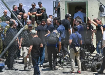 El primer ministro, Benjamin Netanyahu, visita el lugar de un ataque con misiles en un campo de fútbol en la aldea drusa de Majdal Shams, en el norte del país, en el que murieron 12 niños dos días antes, el 29 de julio de 2024. (Michael Giladi/Flash90)