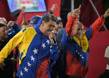 El presidente y candidato presidencial venezolano, Nicolás Maduro, pronuncia un discurso junto al diputado de la Asamblea Nacional Diosdado Cabello (d), tras los resultados de las elecciones presidenciales en Caracas el 29 de julio de 2024. (Yuri Cortez/AFP)