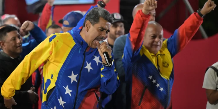 El presidente y candidato presidencial venezolano, Nicolás Maduro, pronuncia un discurso junto al diputado de la Asamblea Nacional Diosdado Cabello (d), tras los resultados de las elecciones presidenciales en Caracas el 29 de julio de 2024. (Yuri Cortez/AFP)