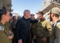El ministro de Defensa, Yoav Gallant, visita a las tropas en la frontera de Gaza el 3 de julio de 2024. (Ariel Hermoni/Ministerio de Defensa)