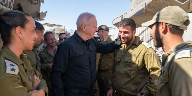 El ministro de Defensa, Yoav Gallant, visita a las tropas en la frontera de Gaza el 3 de julio de 2024. (Ariel Hermoni/Ministerio de Defensa)