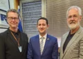 Tim Griffin, de la Grand Canyon University, a la izquierda, y el director de desarrollo de Passages, Paul Weder, a la derecha, se reúnen con el diputado del sionismo religioso Ohad Tal en la Knéset en Jerusalén el 18 de julio de 2024. (Passages)