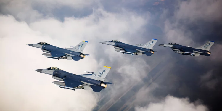 24 aviones de guerra F-16 se dirigen a Ucrania