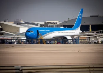 El avión oficial del Estado, “Ala de Sión”, en el aeropuerto Ben Gurion el 20 de octubre de 2020. (Olivier Fitoussi/Flash90)
