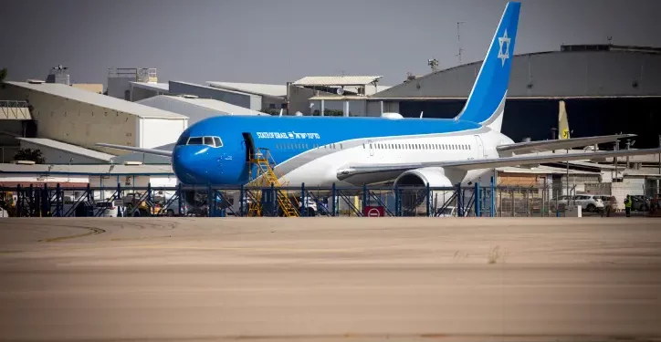 El avión oficial del Estado, “Ala de Sión”, en el aeropuerto Ben Gurion el 20 de octubre de 2020. (Olivier Fitoussi/Flash90)