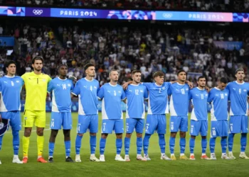 Israel se pone de pie para escuchar el himno nacional durante el partido del grupo D masculino entre Israel y Mali en el Parque de los Príncipes durante los Juegos Olímpicos de Verano de 2024, el 24 de julio de 2024, en París, Francia. (AP/Rebecca Blackwell)