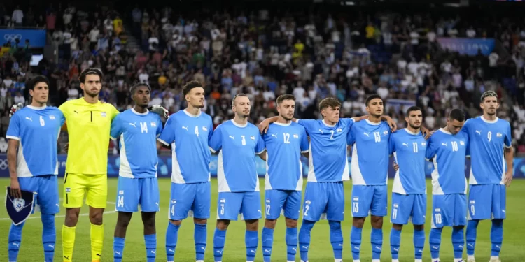 Israel se pone de pie para escuchar el himno nacional durante el partido del grupo D masculino entre Israel y Mali en el Parque de los Príncipes durante los Juegos Olímpicos de Verano de 2024, el 24 de julio de 2024, en París, Francia. (AP/Rebecca Blackwell)