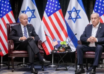 El primer ministro Benjamin Netanyahu (derecha) se reúne con el presidente estadounidense Joe Biden en Tel Aviv, el 18 de octubre de 2023. (Miriam Alster/Flash90)