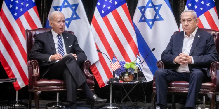 El primer ministro Benjamin Netanyahu (derecha) se reúne con el presidente estadounidense Joe Biden en Tel Aviv, el 18 de octubre de 2023. (Miriam Alster/Flash90)