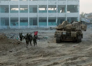 Soldados de la Brigada de Paracaidistas operan en Jan Yunis, en el sur de Gaza, en una imagen publicada el 23 de julio de 2024. (Fuerzas de Defensa de Israel)