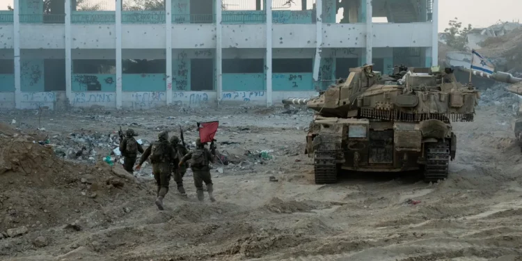 Soldados de la Brigada de Paracaidistas operan en Jan Yunis, en el sur de Gaza, en una imagen publicada el 23 de julio de 2024. (Fuerzas de Defensa de Israel)