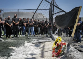 Personas en el lugar donde un misil disparado por Hezbolá impactó un campo de fútbol en la aldea drusa de Majdal Shams, matando a 12 niños, en los Altos del Golán, el 28 de julio de 2024. (Michael Giladi/Flash90)