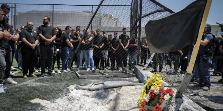 Personas en el lugar donde un misil disparado por Hezbolá impactó un campo de fútbol en la aldea drusa de Majdal Shams, matando a 12 niños, en los Altos del Golán, el 28 de julio de 2024. (Michael Giladi/Flash90)