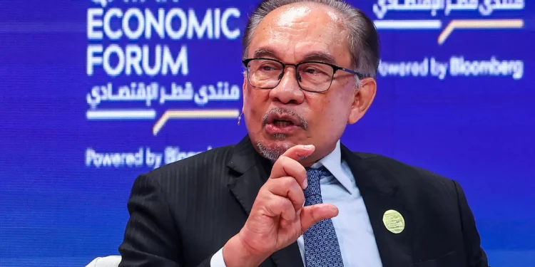 El primer ministro de Malasia, Anwar Ibrahim, habla en el Foro Económico de Qatar en Doha el 14 de mayo de 2024. (Karim JAAFAR / AFP)