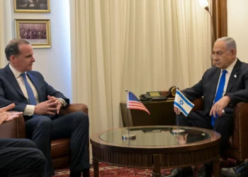 El primer ministro, Benjamin Netanyahu (derecha), se reúne con el zar de la Casa Blanca para Oriente Medio, Brett McGurk, en Jerusalén, el 10 de julio de 2024. (Kobi Gideon/GPO)
