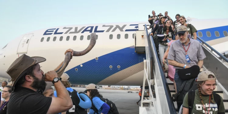 Los olim aterrizan en el aeropuerto Ben Gurion en 2018 (crédito: YEHUDA HAIM/FLASH90)