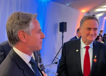 El secretario de Estado de Estados Unidos, Antony Blinken, con el ministro de Relaciones Exteriores, Israel Katz, en la Cumbre de la OTAN en Washington el 10 de junio de 2024.