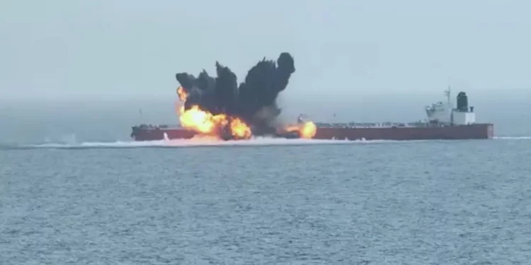 Una fotografía obtenida del Centro de Medios Huthi Ansarullah de Yemen muestra lo que dicen es un ataque a CHIOS LION, un petrolero con bandera de Liberia, por parte de buques de superficie no tripulados en el mar Rojo el 15 de julio de 2024. (Foto de ANSARULLAH MEDIA CENTRE / AFP)