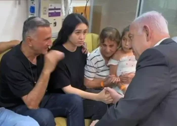 El primer ministro, Benjamin Netanyahu, con la rehén rescatada Noa Argamani, su padre Yaakov y su familia en el Centro Médico Sheba en Ramat Gan, el 8 de junio de 2024 (GPO)