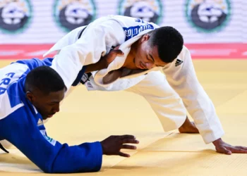 El argelino Messaoud Redouane Dris compite en la ronda eliminatoria de la categoría masculina de menos de 73 kg durante el Campeonato Mundial de Judo de 2022 en el Humo Arena en Tashkent el 8 de octubre de 2022. (Kirill Kudryavtsev/AFP)