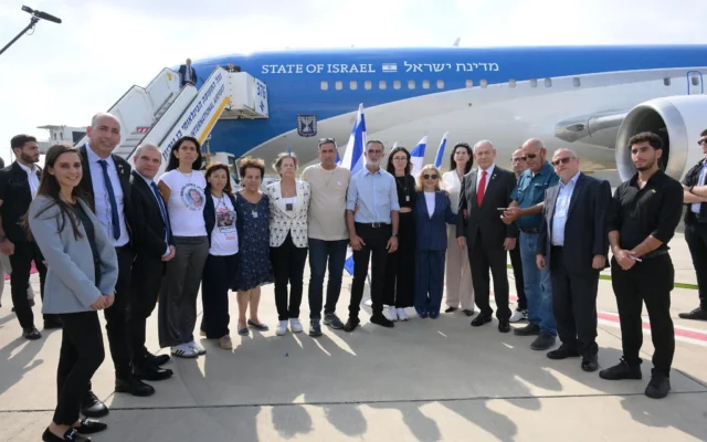 Legisladores israelíes condenan críticas hacia rehén liberada Noa Argamani por acompañar a Netanyahu a EE. UU.