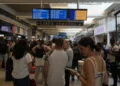 Los viajeros revisan los trenes en un tablero electrónico en la estación de Montparnasse, durante los Juegos Olímpicos de Verano de 2024, el viernes 26 de julio de 2024, en París, Francia. (Foto AP/Yasin Dar)