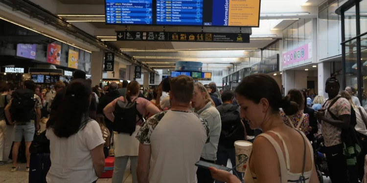 Los viajeros revisan los trenes en un tablero electrónico en la estación de Montparnasse, durante los Juegos Olímpicos de Verano de 2024, el viernes 26 de julio de 2024, en París, Francia. (Foto AP/Yasin Dar)