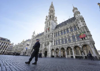 Fotografía ilustrativa de la policía belga patrullando la Grand Place en el centro de Bruselas el 17 de octubre de 2023, tras el tiroteo de dos aficionados al fútbol sueco por parte de un presunto extremista tunecino. (AP/Martin Meissner)