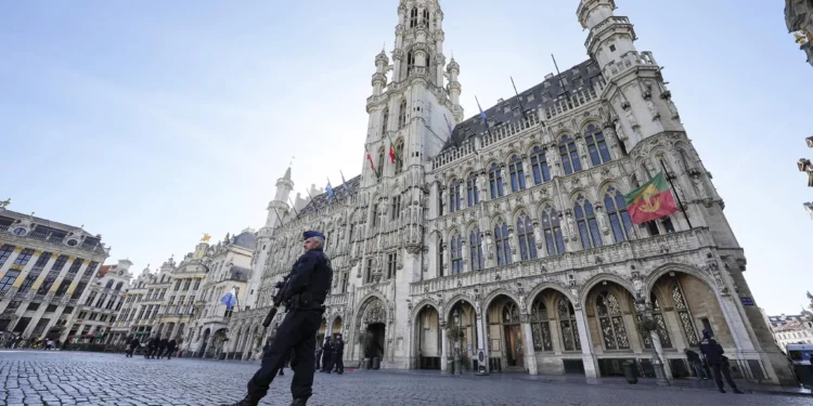 Fotografía ilustrativa de la policía belga patrullando la Grand Place en el centro de Bruselas el 17 de octubre de 2023, tras el tiroteo de dos aficionados al fútbol sueco por parte de un presunto extremista tunecino. (AP/Martin Meissner)