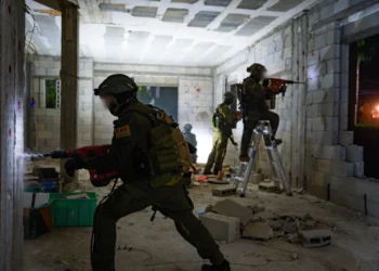 Las tropas de las FDI trabajan para demoler la casa de un terrorista palestino en la aldea de Atara, en Judea y Samaria, a principios del 31 de julio de 2024. (Fuerzas de Defensa de Israel)