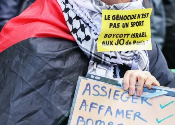 Archivo: Un manifestante lleva una pegatina que dice “El genocidio no es un deporte, boicoteemos a Israel en los Juegos Olímpicos de París” durante una protesta “contra el racismo, contra la islamofobia” convocada por varias organizaciones en París el 21 de abril de 2024. (Alain JOCARD / AFP)