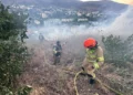 Los bomberos combaten un incendio forestal provocado por cohetes de Hezbolá cerca de Kiryat Shmona el 2 de julio de 2024. (Servicio de Bomberos y Rescate)
