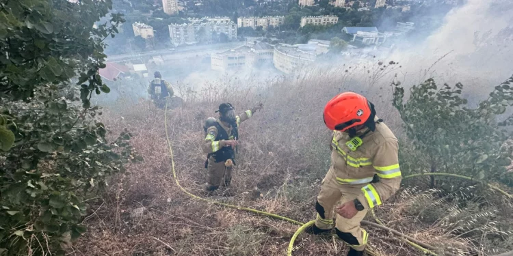 Los bomberos combaten un incendio forestal provocado por cohetes de Hezbolá cerca de Kiryat Shmona el 2 de julio de 2024. (Servicio de Bomberos y Rescate)