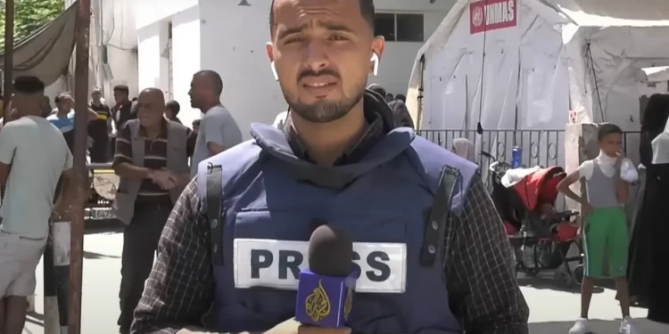 El periodista de Al Jazeera Ismail al-Ghoul informa desde la Franja de Gaza en un vídeo sin fecha emitido durante un reportaje sobre su muerte en un ataque aéreo israelí, el 31 de julio de 2024. Se informó de que el camarógrafo Rami al-Refee también murió en el ataque. (Captura de pantalla: Youtube/Al Jazeera, utilizada de conformidad con la Cláusula 27a de la Ley de Derechos de Autor)