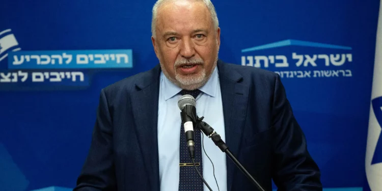 El líder del partido Israel Beytenu, Avigdor Liberman, dirige una reunión de la facción en la Knéset en Jerusalén, el 27 de mayo de 2024. (Yonatan Sindel/Flash90)