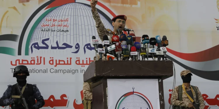 El portavoz militar hutí, Yahya Saree, habla en una manifestación contra Estados Unidos e Israel en Saná, Yemen, el 19 de julio de 2024. (Foto AP/Osamah Abdulrahman)