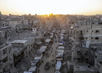 Palestinos caminan por un mercado callejero en Jan Yunis, en el sur de la Franja de Gaza, el 29 de junio de 2024. (Foto AP/Jehad Alshrafi)