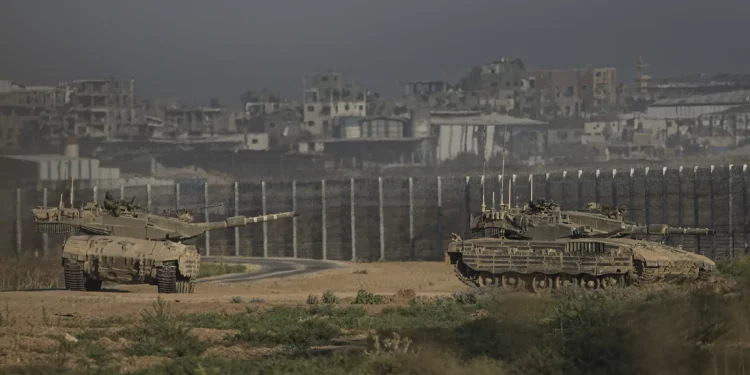 Tanques israelíes cerca de la frontera entre Israel y Gaza, vistos desde el sur de Israel, el 14 de julio de 2024. (AP/Tsafrir Abayov)