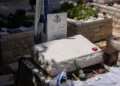 La tumba de Yisrael Yudkin, que murió en combate en la Franja de Gaza, fotografiada en Jerusalén el 23 de junio de 2024. (Chaim Goldberg/FLASH90)