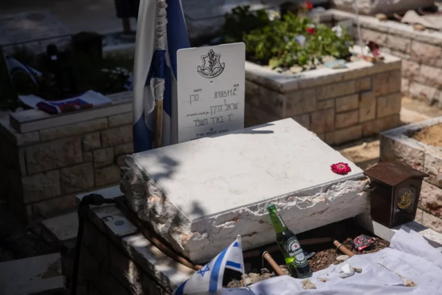 Defensa israelí autoriza incluir frase religiosa en lápidas de soldados caídos