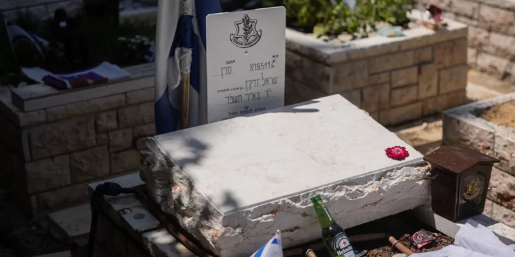 La tumba de Yisrael Yudkin, que murió en combate en la Franja de Gaza, fotografiada en Jerusalén el 23 de junio de 2024. (Chaim Goldberg/FLASH90)