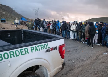 Ilustrativo: Solicitantes de asilo esperan en fila para ser procesados ​​por la Patrulla Fronteriza en un campamento improvisado cerca de la frontera entre Estados Unidos y México al este de Jacumba, condado de San Diego, California, el 2 de enero de 2024. (Guillermo Arias / AFP)