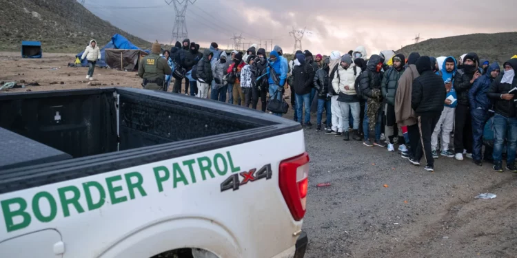 Ilustrativo: Solicitantes de asilo esperan en fila para ser procesados ​​por la Patrulla Fronteriza en un campamento improvisado cerca de la frontera entre Estados Unidos y México al este de Jacumba, condado de San Diego, California, el 2 de enero de 2024. (Guillermo Arias / AFP)