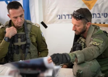 El jefe del Estado Mayor de las Fuerzas de Defensa de Israel, teniente general Herzi Halevi (izquierda), se reúne con el jefe de la 99.ª División, general de brigada Barak Hiram, en la ciudad de Gaza, el 9 de julio de 2024. (Fuerzas de Defensa de Israel)