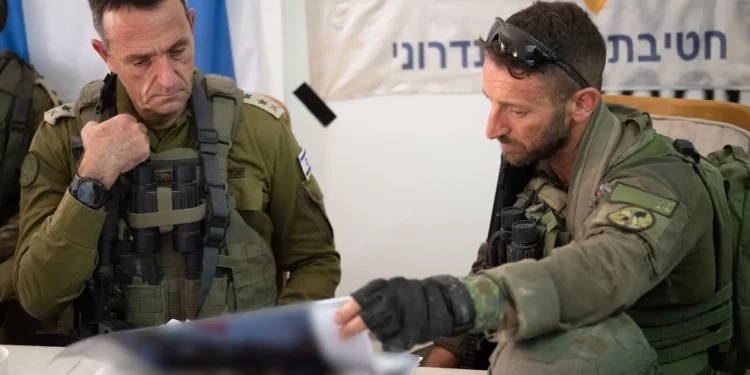 El jefe del Estado Mayor de las Fuerzas de Defensa de Israel, teniente general Herzi Halevi (izquierda), se reúne con el jefe de la 99.ª División, general de brigada Barak Hiram, en la ciudad de Gaza, el 9 de julio de 2024. (Fuerzas de Defensa de Israel)