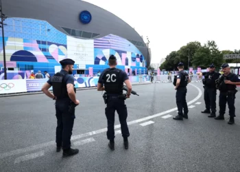 La policía antidisturbios francesa CRS hace guardia fuera del Parque de los Príncipes antes del partido de fútbol masculino del grupo C entre Uzbekistán y España, durante los Juegos Olímpicos de París 2024 en París el 24 de julio de 2024. (Foto de FRANCK FIFE / AFP)