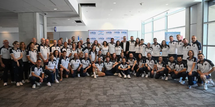 Miembros de la delegación de Israel a los Juegos Olímpicos y Paralímpicos de París 2024 posan para una fotografía grupal antes de la salida, en el aeropuerto Ben Gurion, cerca de Tel Aviv, el 22 de julio de 2024. (Jorge Novominsky / AFP)