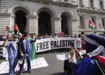 Trabajadores y sindicalistas de Trabajadores por una Palestina Libre bloquean el Ministerio de Asuntos Exteriores, de la Commonwealth y de Desarrollo (FCDO) en el centro de Londres, el miércoles 24 de julio de 2024. (Foto AP/Frank Augstein)