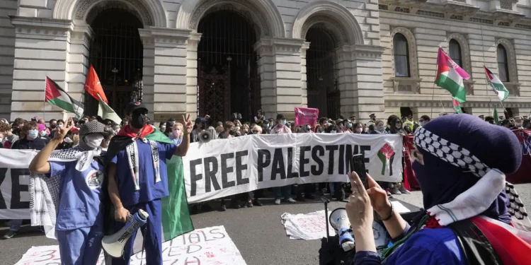 Trabajadores y sindicalistas de Trabajadores por una Palestina Libre bloquean el Ministerio de Asuntos Exteriores, de la Commonwealth y de Desarrollo (FCDO) en el centro de Londres, el miércoles 24 de julio de 2024. (Foto AP/Frank Augstein)